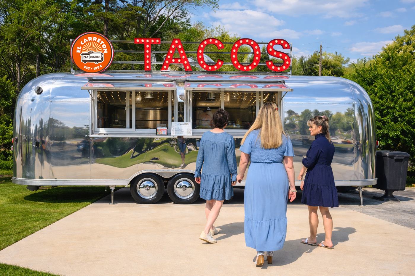 Guests walking up to the El Carretón food truck